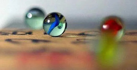 藏在弹珠孔里的童年，为什么我们至今还在找当年的常胜秘诀？