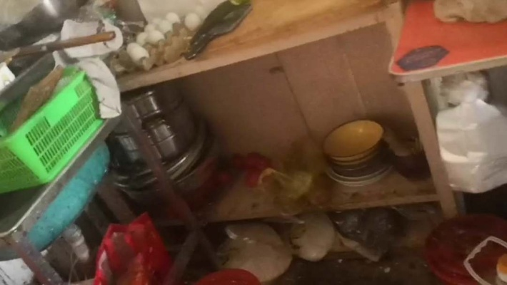 顾客反馈：外卖环境恶劣，取餐体验堪忧，建议另选佳店