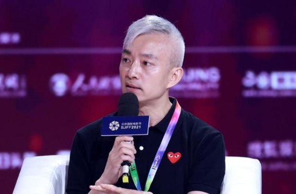 56岁白发归来!前央视最帅主播亚宁重返舞台,风采依旧 56岁白发归来!前央视最帅主播亚宁重返舞台,风采依旧