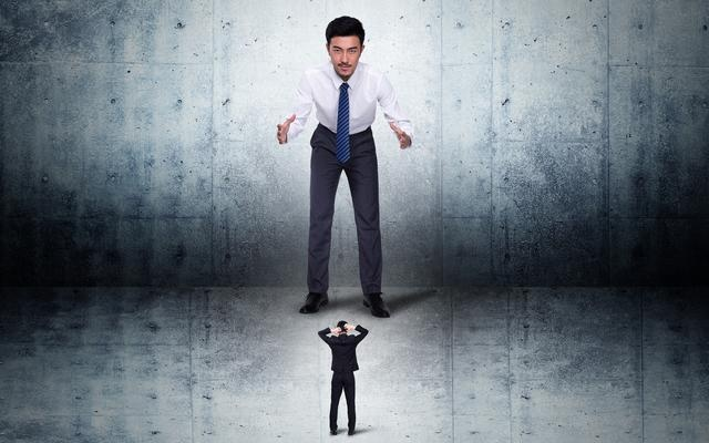 下班意外英雄:一脚救老板,职场新传奇 下班意外英雄:一脚救老板,职场新传奇