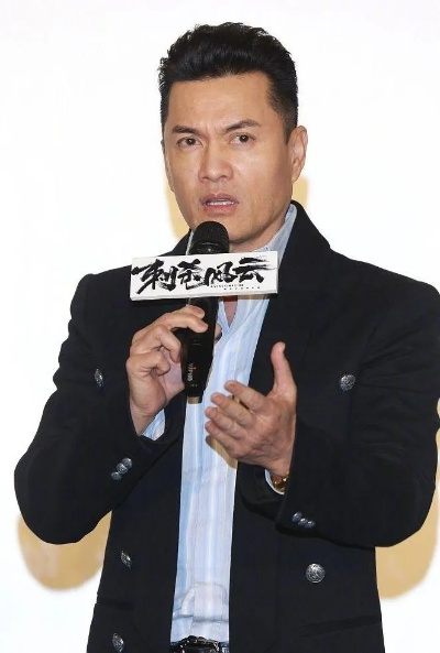 70岁吕良伟惊艳亮相,网友赞:活力满满老鲜肉 70岁吕良伟惊艳亮相,网友赞:活力满满老鲜肉