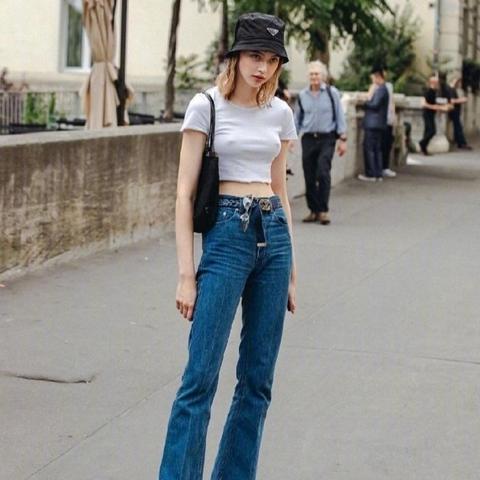 黑皮辣妹雕像惊艳亮相，高价收藏佳品不容错过