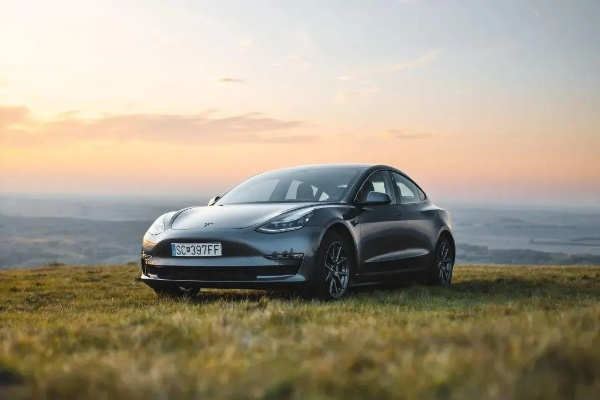 特斯拉Model Y小改款震撼来袭，16英寸2K巨幕刷新视觉体验