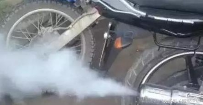 电动车冒黑烟引路人惊呼，车主自述：改装柴暖惹祸端