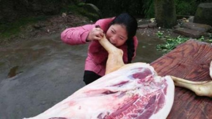 女子直播杀年猪引网友热议,涨粉77万,1分钟视频报价2400元,热门效应惊人 女子直播杀年猪引网友热议,涨粉77万,1分钟视频报价2400元,热门效应惊人